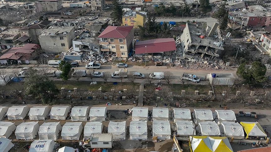 Hatay'da 80 binanın enkaz kaldırma çalışması sürüyor