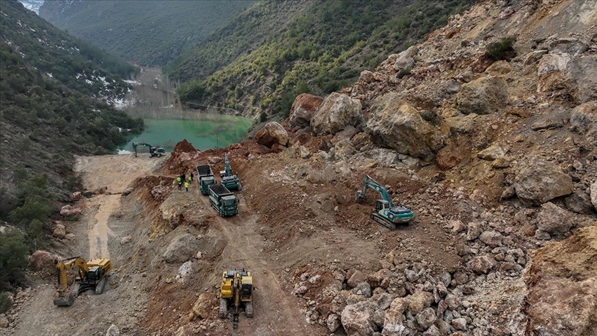 Heyelanla düşen dev kayalar depremin şiddetini yansıtıyor