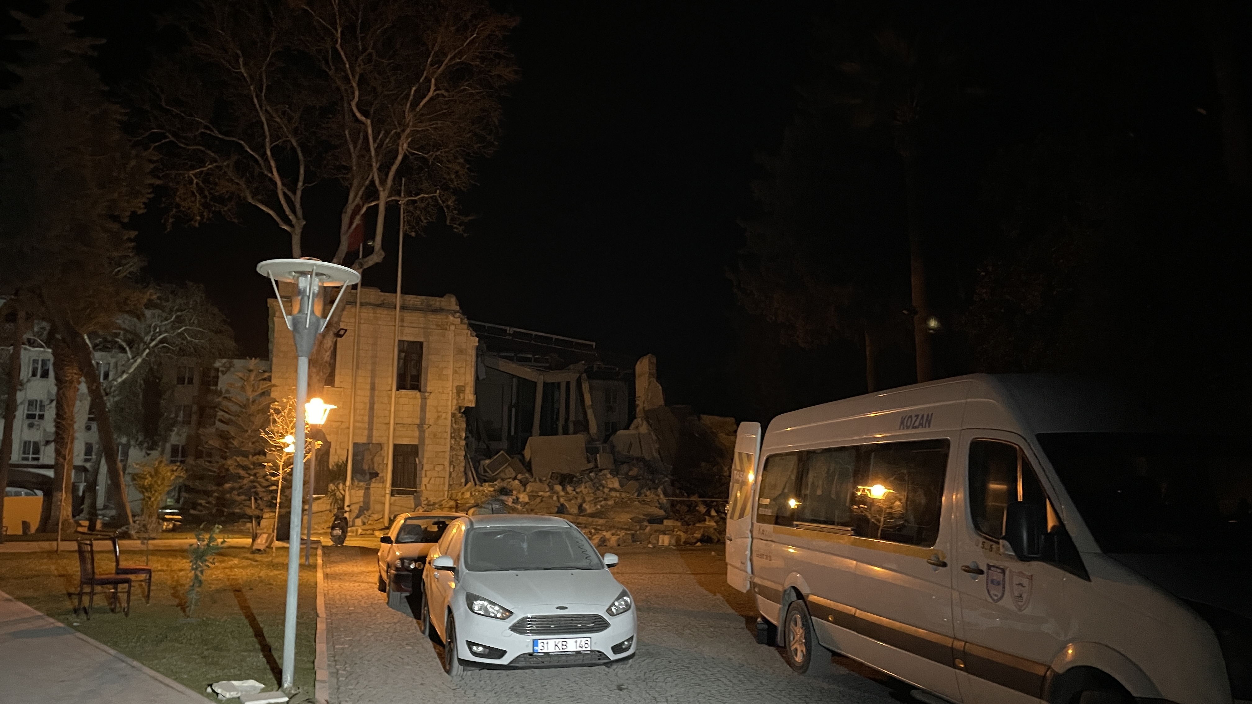 Hatay'da valilik binasının bir kısmı yıkıldı