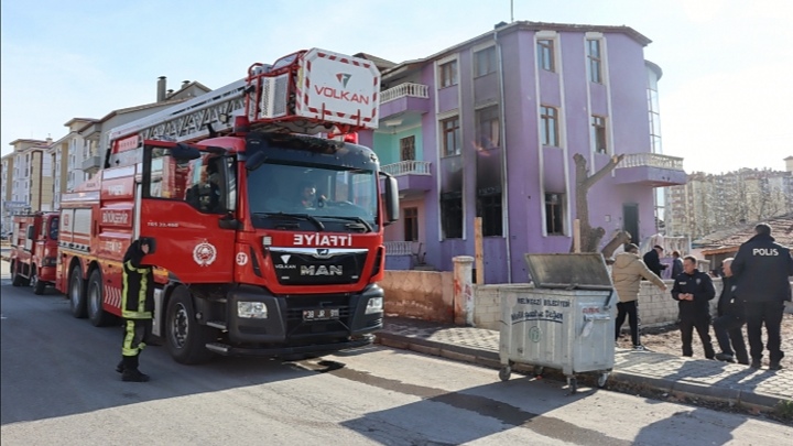 Sobayı benzinle tutuşturunca evi yaktılar: 2 yaralı