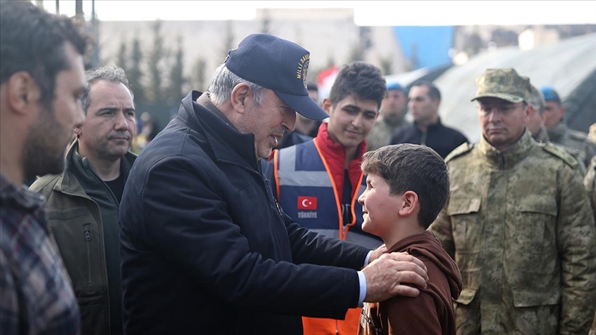 Bakan Akar Hatay’da depremzedelerle çadır kentte bir araya geldi