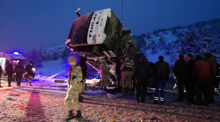 Yolcu otobüsü devrildi, 2 kişi öldü, 21 kişi yaralandı