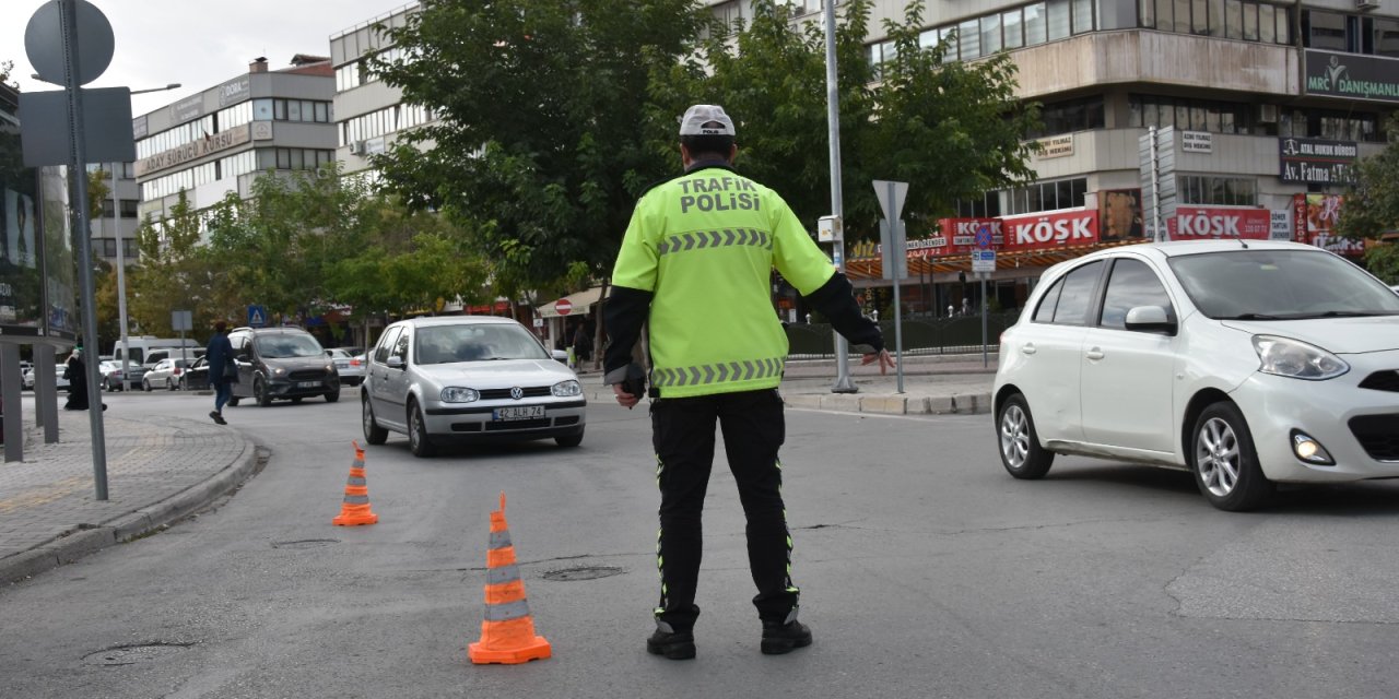 Konya’da trafik polisleri yaya geçidi kullanımına dikkat çekti