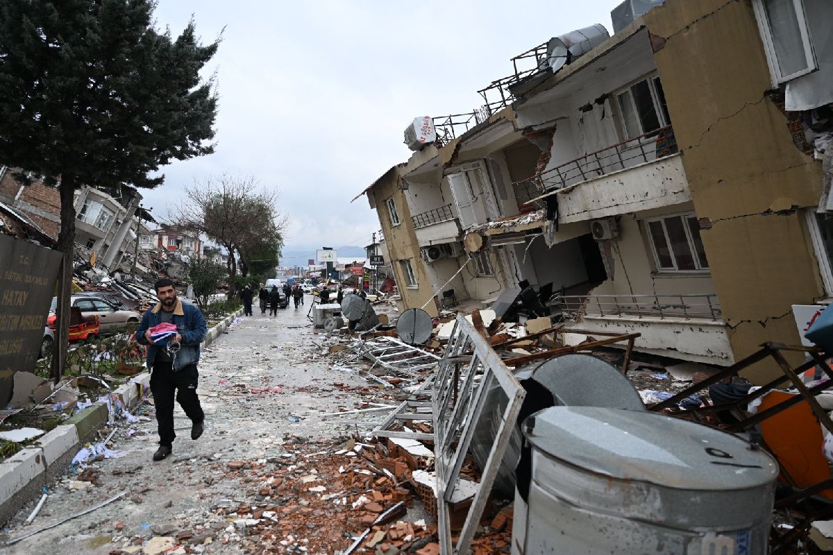 Enkazların gölgesinde bayram hazırlığı