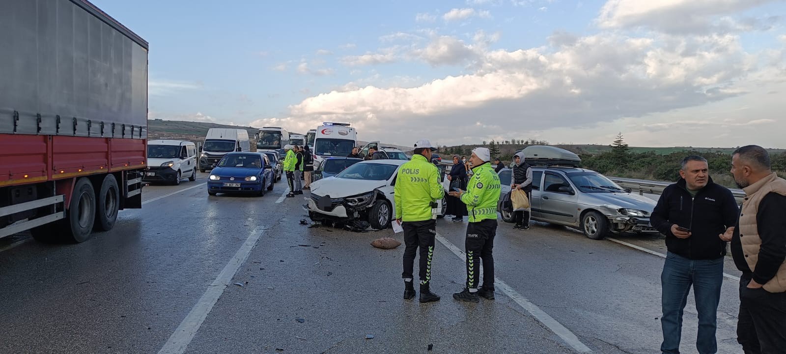 Zincirleme trafik kazası: 1 ölü, 11 yaralı