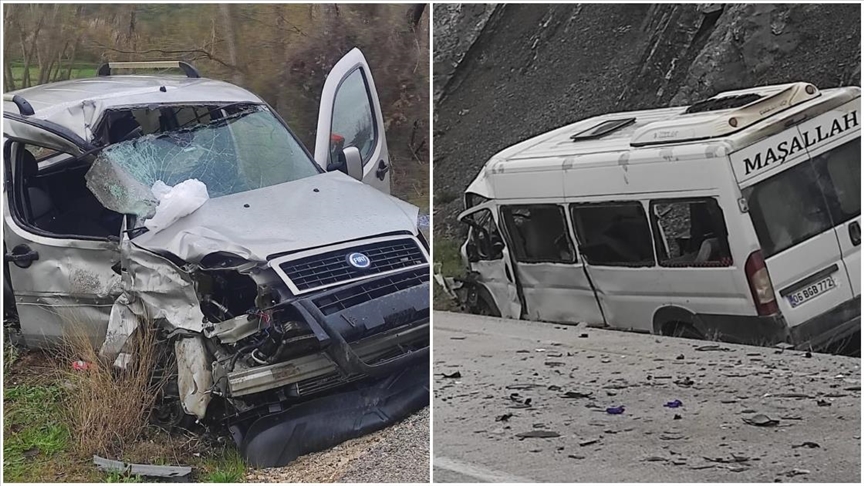 Feci kazada ortalık can pazarına döndü: 2 kişi hayatını kaybetti, 17 kişi yaralandı