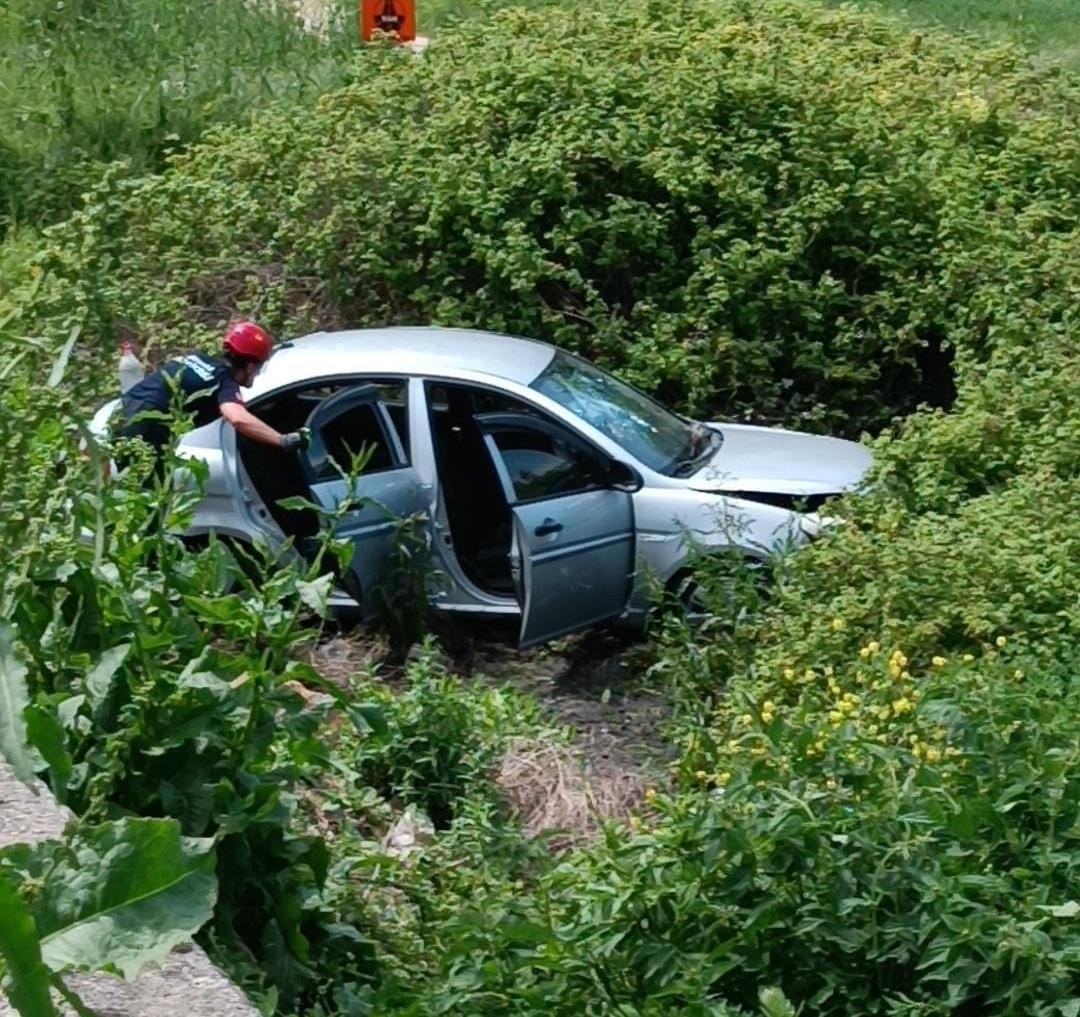 Oy kullanmaya giden ailenin aracı tarlaya uçtu: 5 yaralı