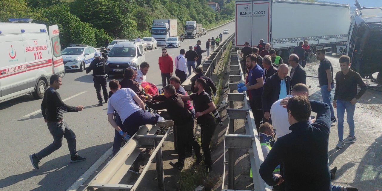 Tır karayolunda temizlik yapan kamyona arkadan çarptı: 3 yaralı