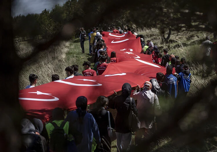 Gençler 11 kilometrelik bayrak yürüyüşü gerçekleştirdi