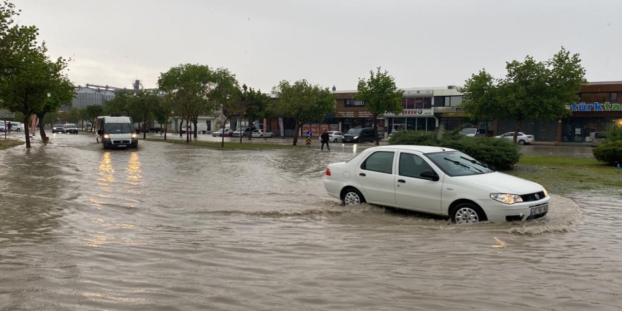 Konya'da yollar göle döndü