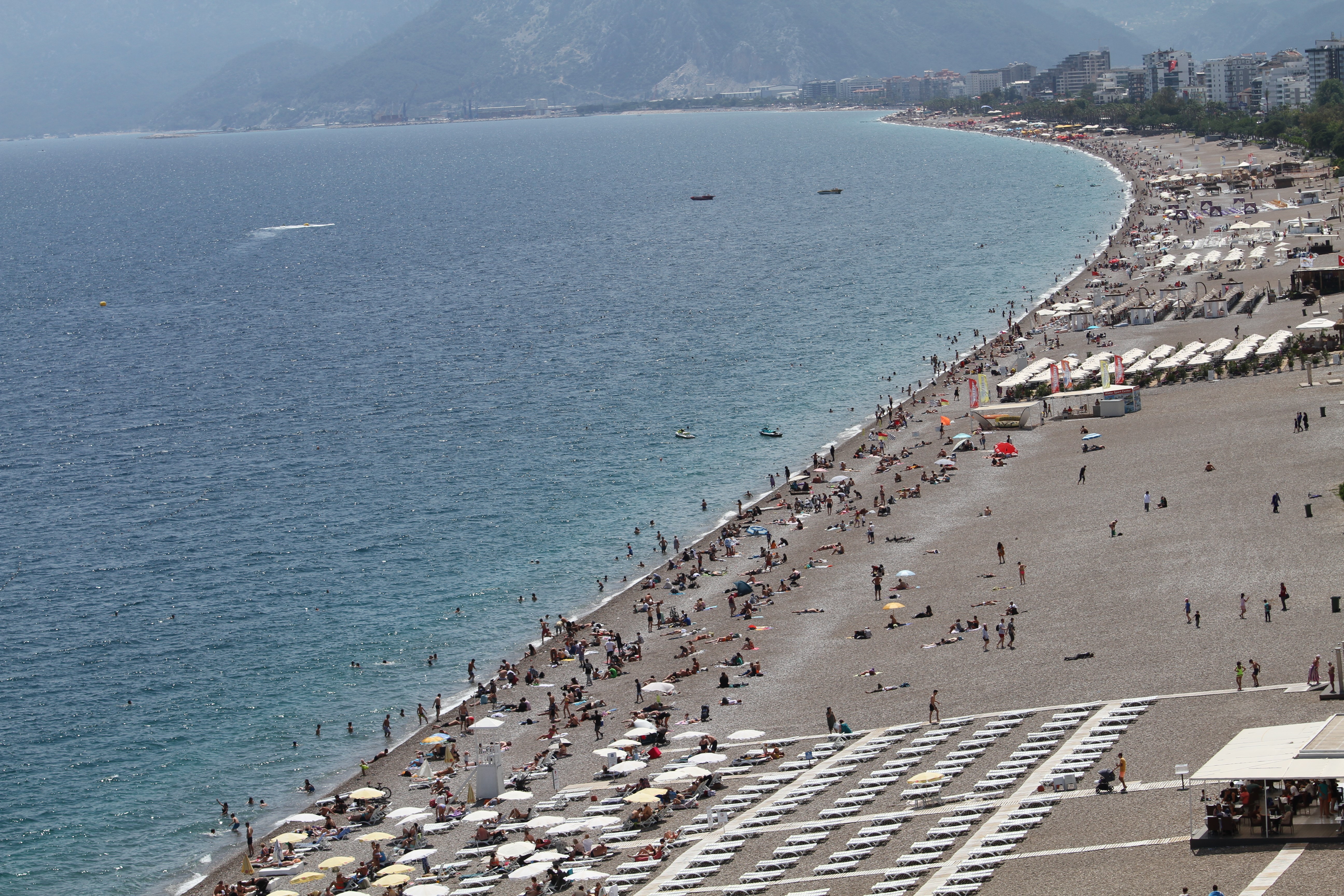 Doğu’da karla mücadele, Antalya'da ise deniz keyfi