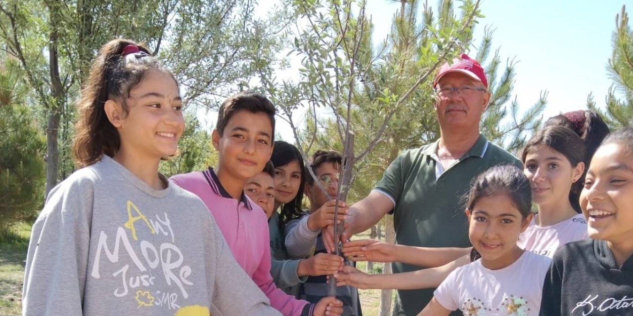 Karapınar'da öğrenciler okul bahçesini yeşerttiler