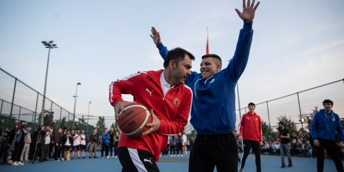 Bakan Kurum, gençlerle basketbol maçı yaptı