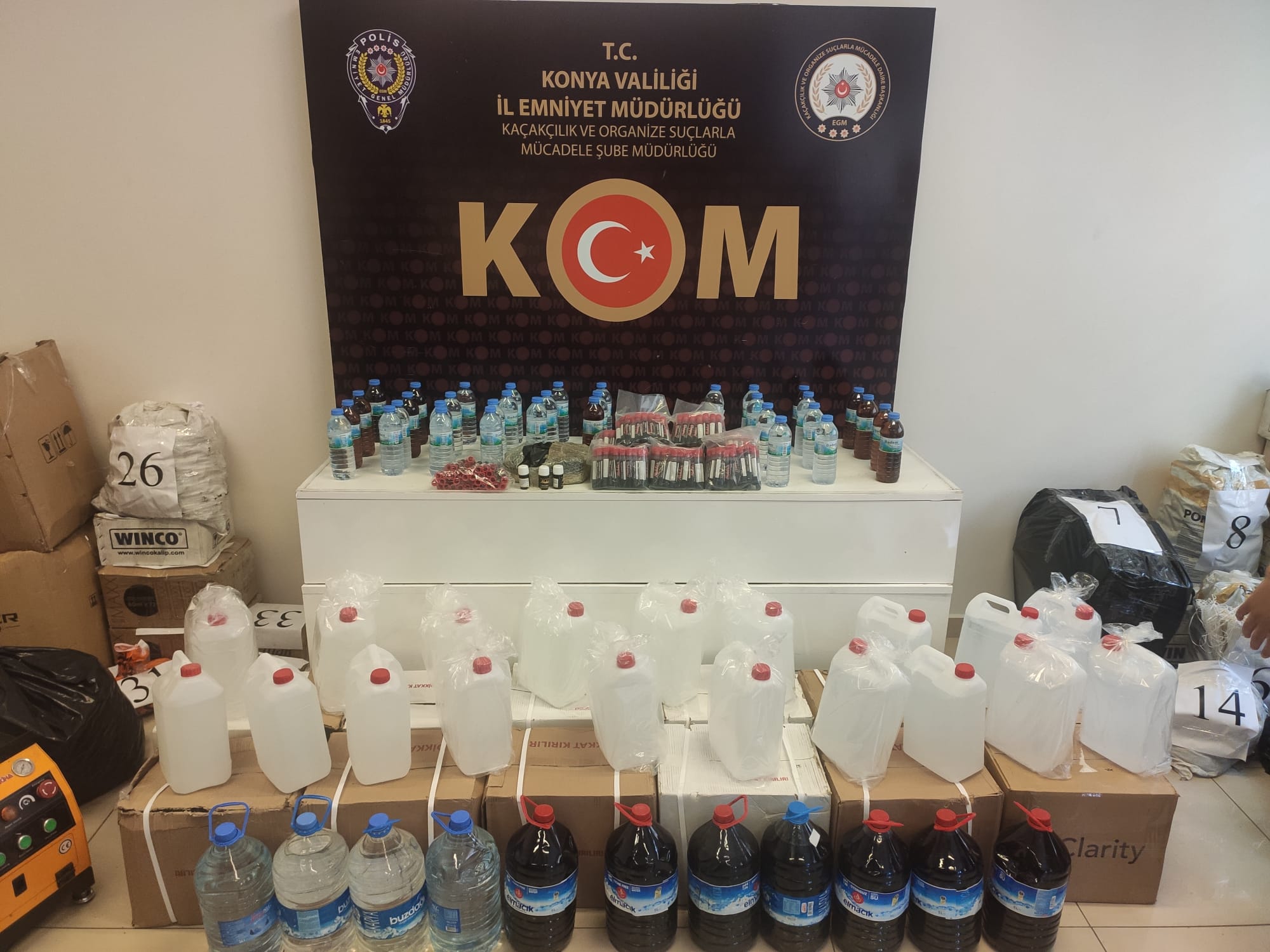 Konya'da yüzlerce litre sahte alkol ele geçirildi