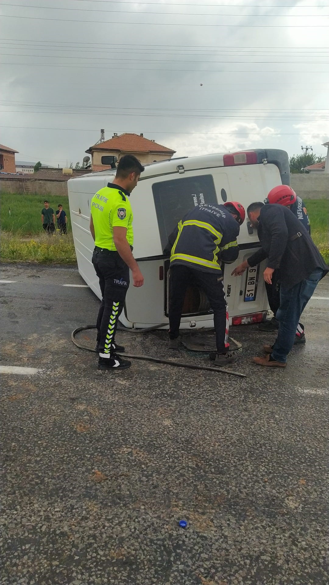 İşçi servisi ile öğrenci servisi çarpıştı: 8 yaralı