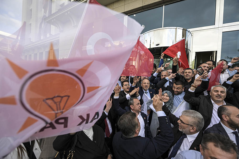 Partililer Cumhurbaşkanlığı Külliyesi'ne doğru yola çıktı