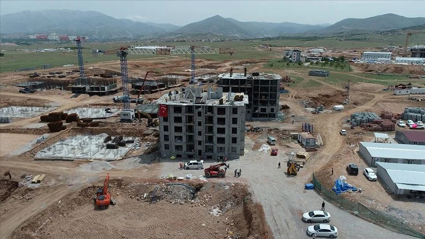 Depremin yıktığı bölgelerde afet konutları yükseliyor