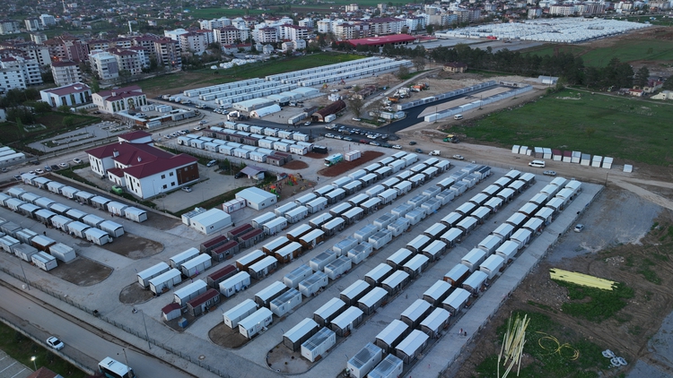 Konteynerlerin üstü çatıyla kaplanıyor