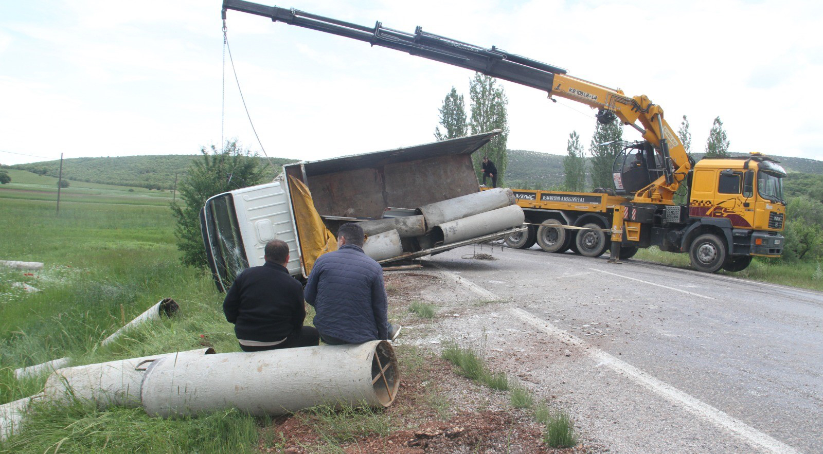 Konya'da devrilen kamyon kazaya sebep oldu: 4 yaralı