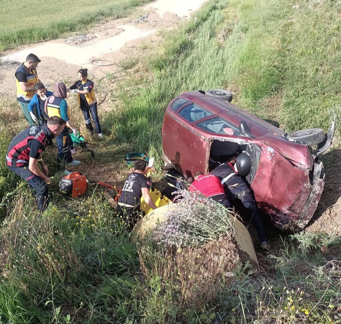 Yoldan çıkan otomobil şarampole devrildi: 1 ölü, 1 yaralı