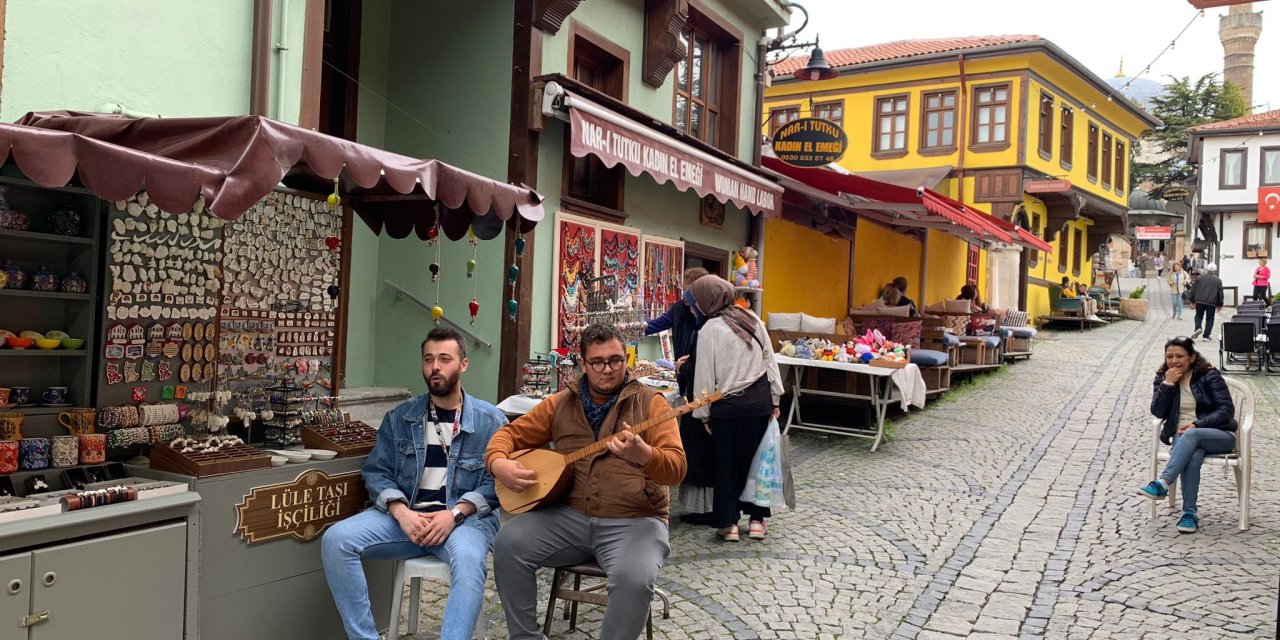 Turistleri türküler söyleyerek karşılıyorlar