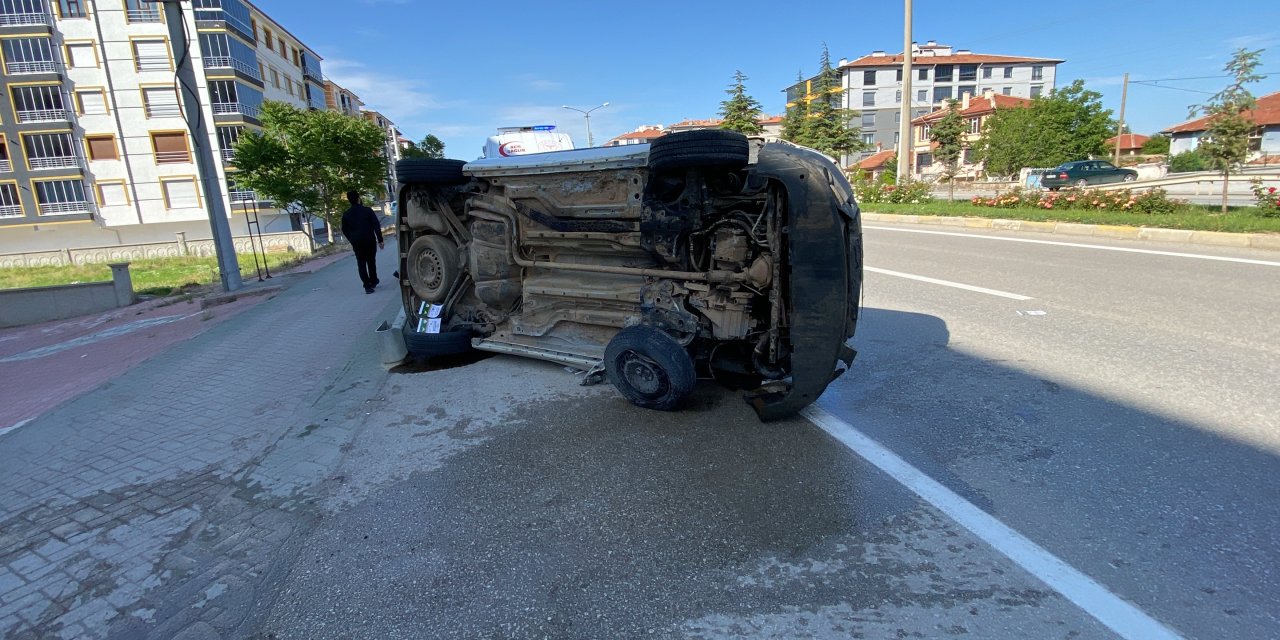 Konya'da bariyerlere çarpan hafif ticari araç yan yattı: 1 yaralı