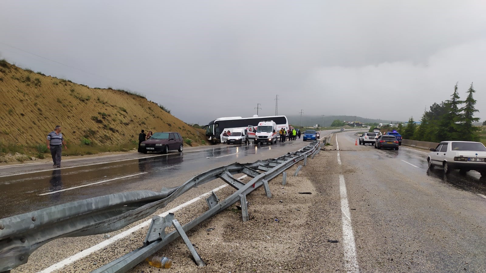 Yoldan çıkan otobüs toprak yığınına çarptı: 10 yaralı