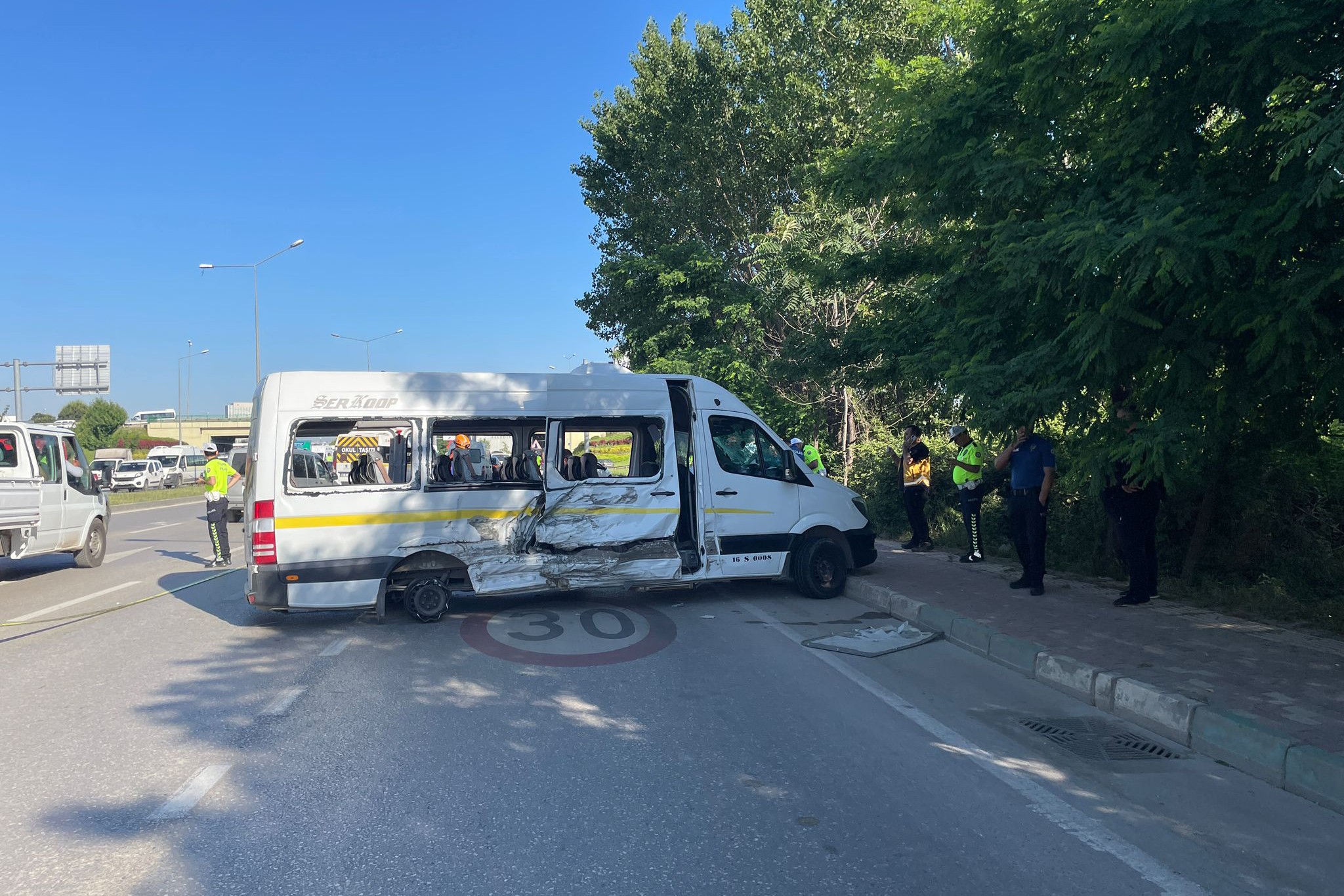 İşçi servisiyle otomobilin çarpıştığı kazada 1 kişi öldü, 9 kişi yaralandı