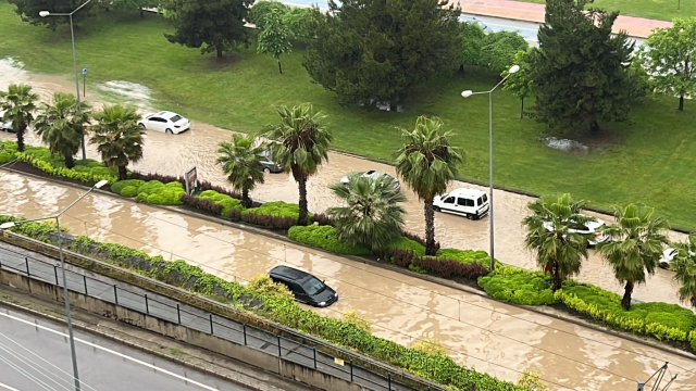 Vatandaşlar kayık ile işe gitti