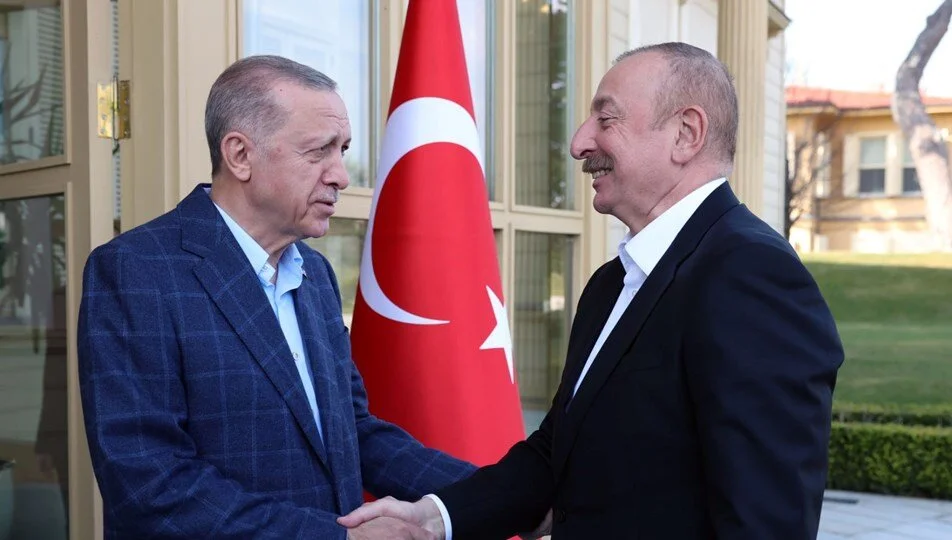 Cumhurbaşkanı Erdoğan, Bakü’de resmi törenle karşılandı