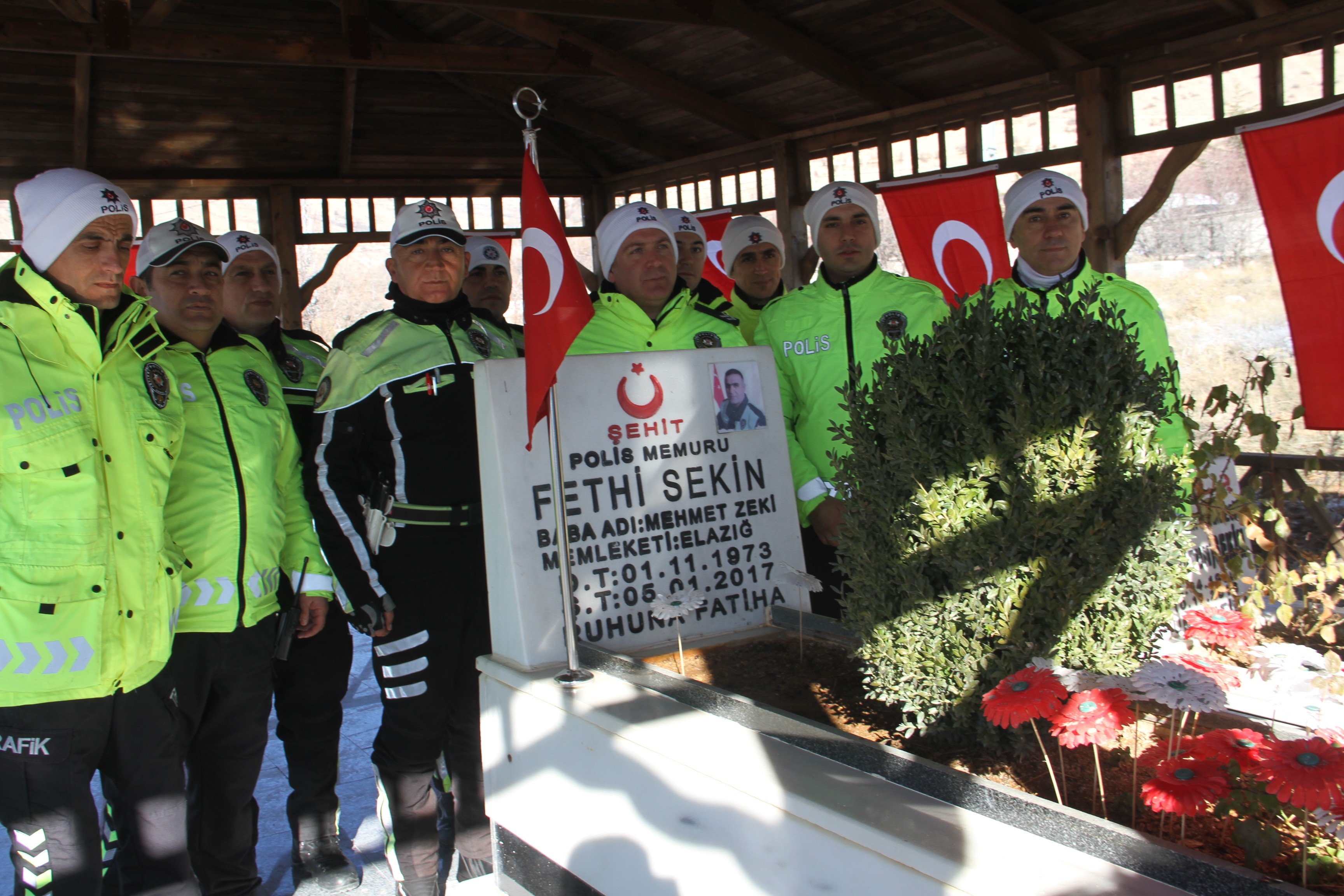 "Polislerimizin, askerlerimizin ve kimlerin emeği varsa ellerinden, ayaklarından öpüyorum"