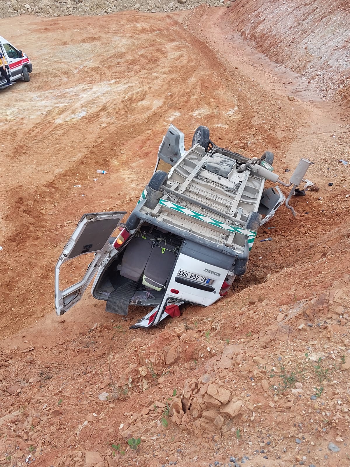 Konya'da işçi servis minibüsü otomobille çarpıştı: 12 yaralı