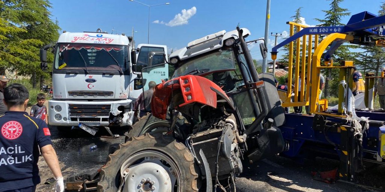 Konya'da süt tankeri ile traktörün çarpıştı