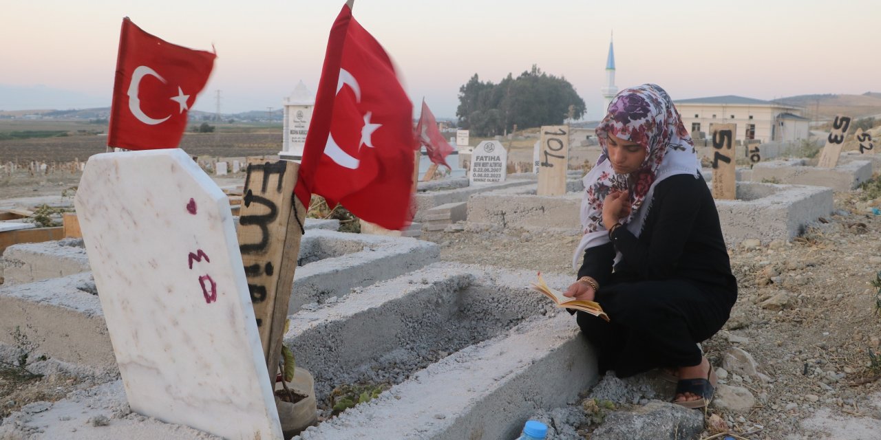 Deprem mezarlığında hüzünlü bayram ziyareti