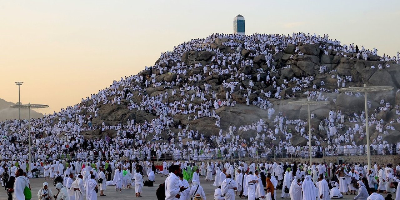 Arafat Vakfe Duası'nda eller semaya açıldı