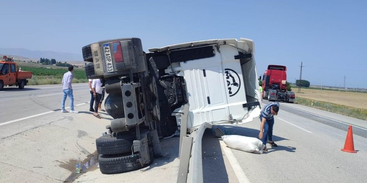 Konya'da çekici devrildi: 5 yaralı