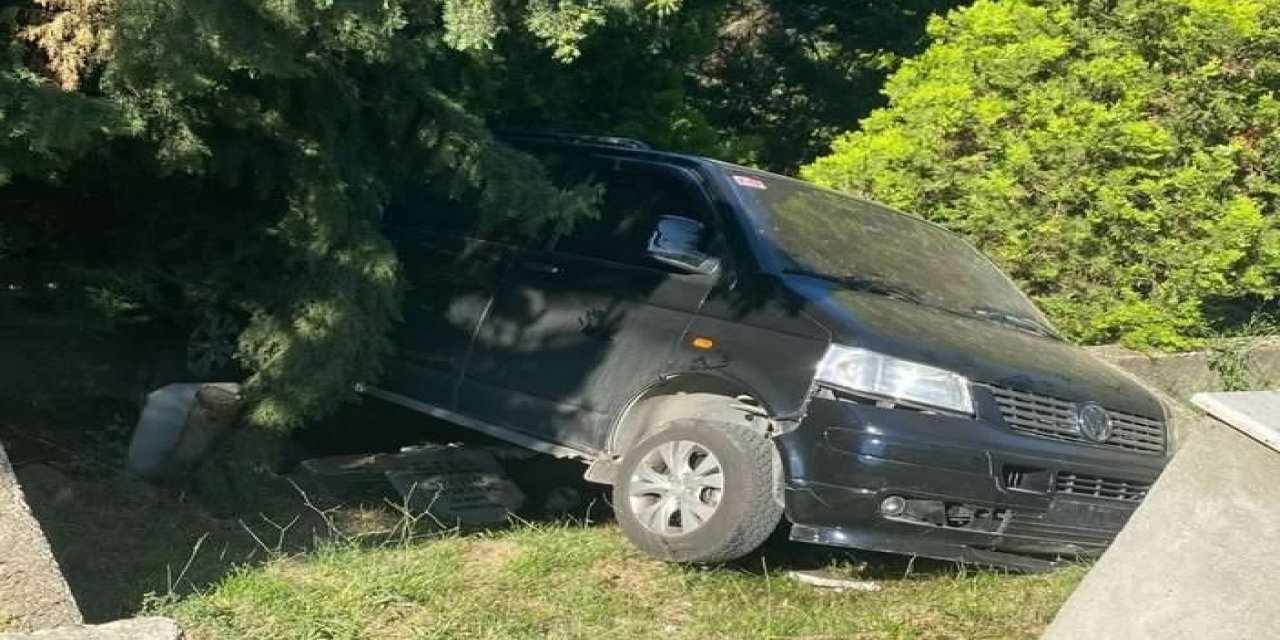 Park halinde freni boşalan araç mezarların üzerine uçtu