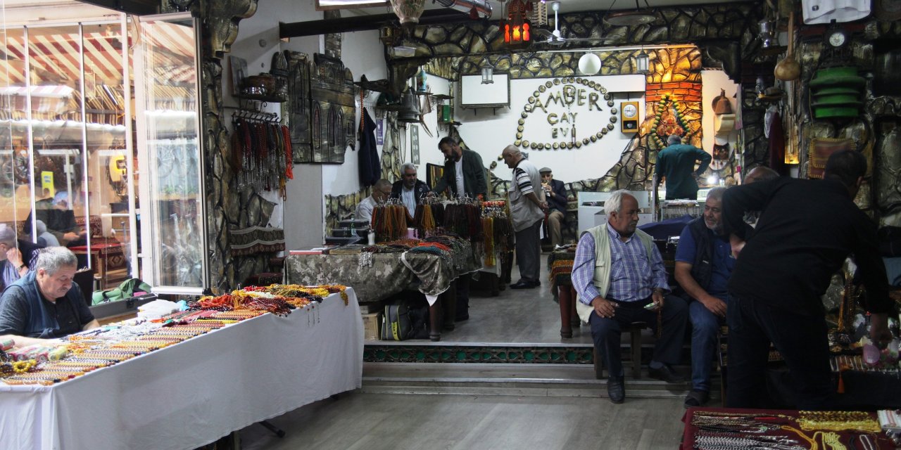 Konya'daki Tespihçiler Kahvesinde hem sohbet hem de ticaret var