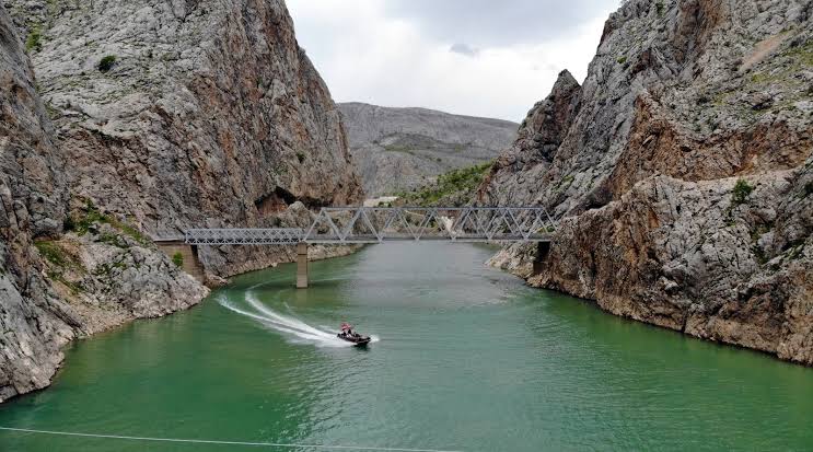 Fırat Nehri'ne giren 3 kişiden 2'si boğuldu