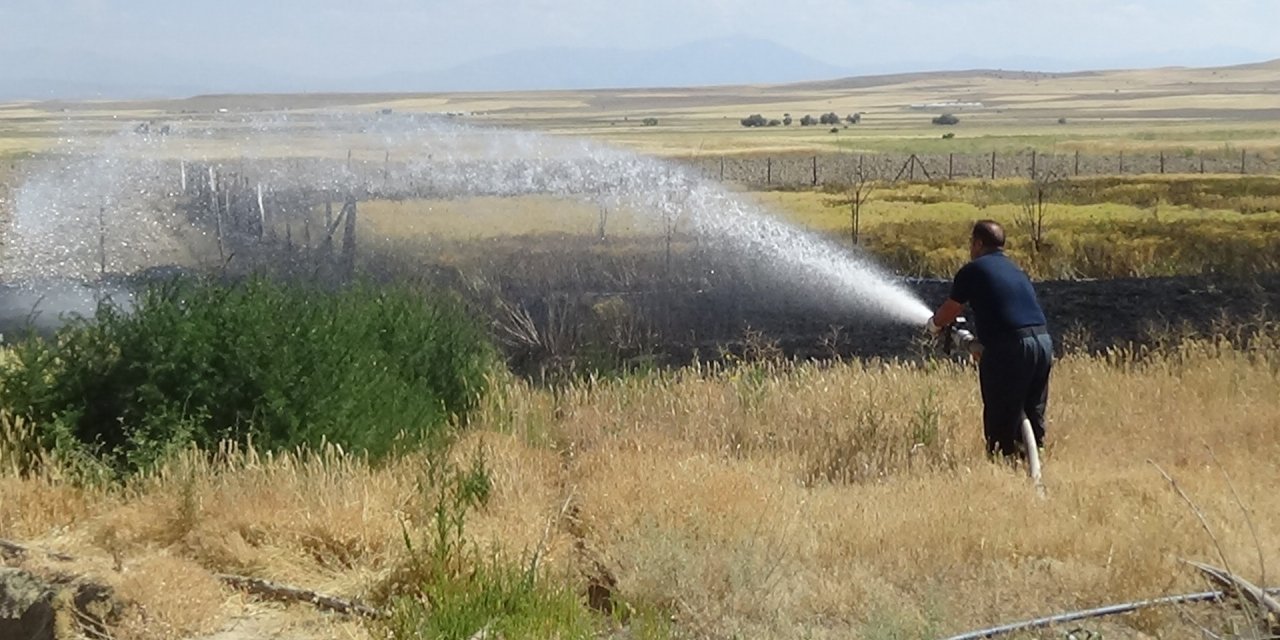 Mangal yapayım derken tarlasını yaktı