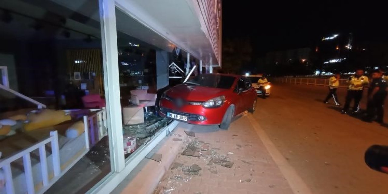 Konya'da sarhoş sürücü dükkana daldı