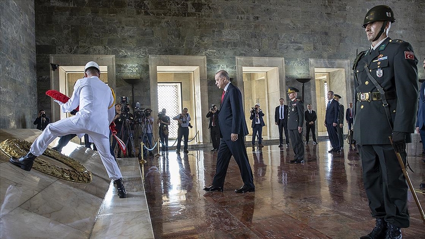 Cumhurbaşkanı Erdoğan başkanlığındaki YAŞ üyeleri Anıtkabir’i ziyaret etti