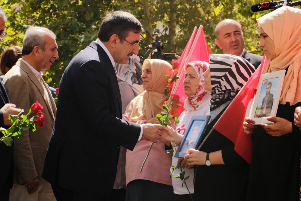 Diyarbakır annelerine Cumhurbaşkanı Yardımcısı Cevdet Yılmaz'dan ziyaret