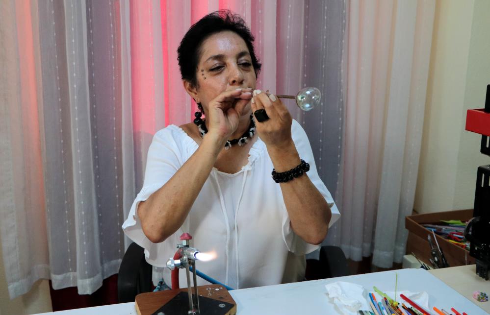 Nefesiyle cama hayat veriyor