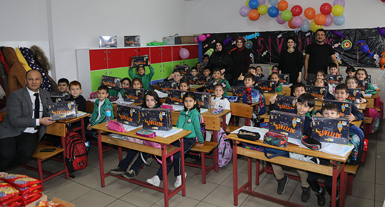 Hediyeler tek tek dağıtıldı, Konya da çocuklar mutluluğu yaşadı