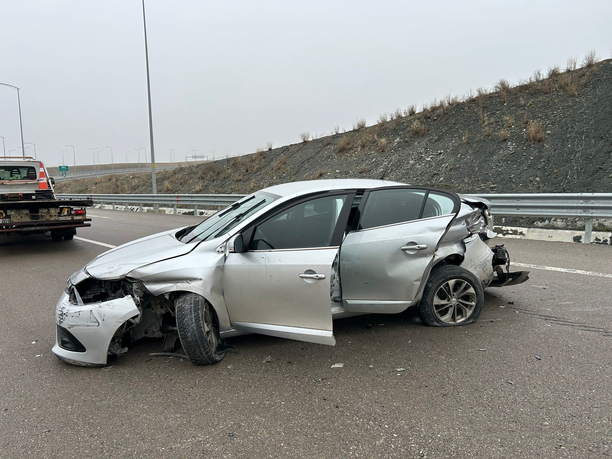 Konya'da kontrolden çıkan otomobil, bariyerlere çarptı