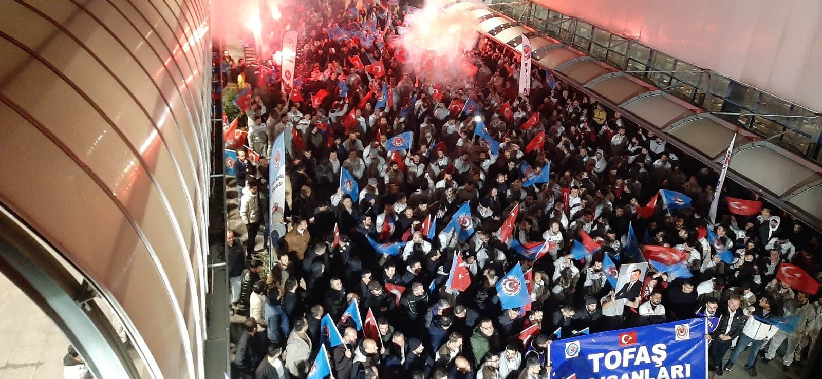 İşçilerin zam sevinci sabaha kadar sürdü