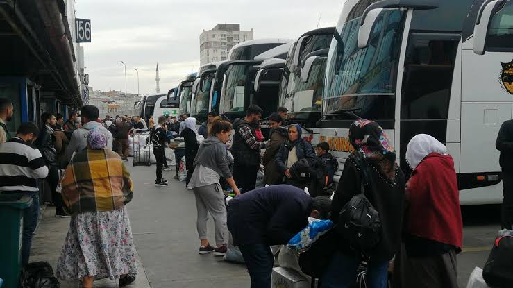 Vatandaşlar otogarlara yüklendi