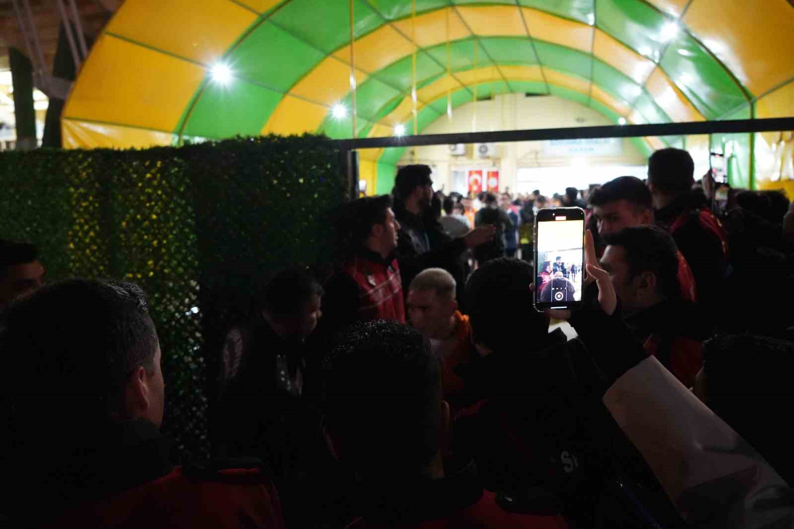Galatasaray taraftarların sevgi gösterileriyle stattan ayrıldı