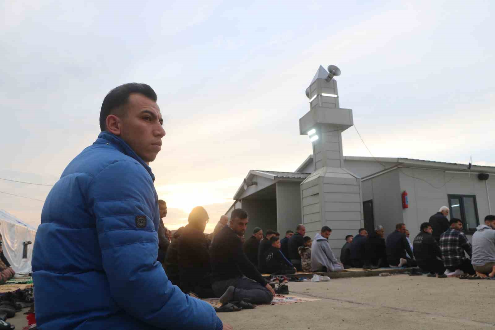 Depremzedeler konteyner camide bayram namazlarını kıldılar